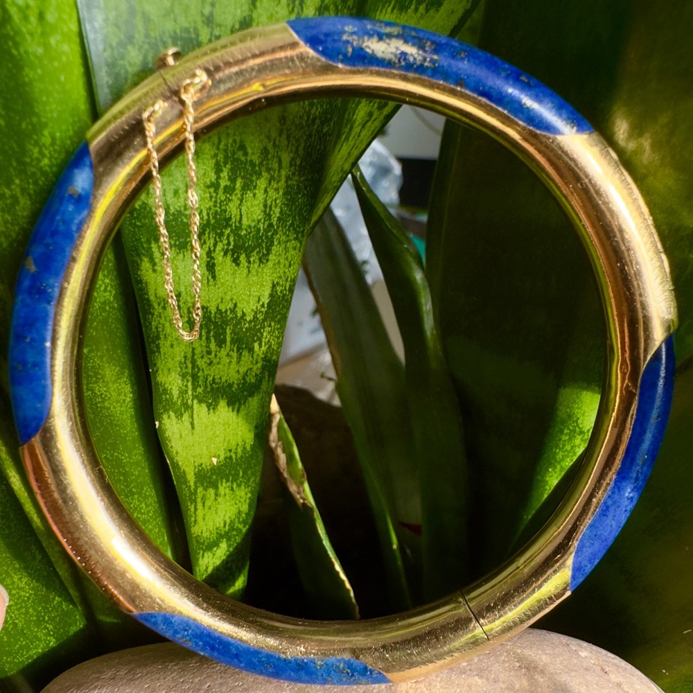 Vintage Mid-Century Lapis Lazuli Bangle Bracelet in 14 Karat Yellow Gold